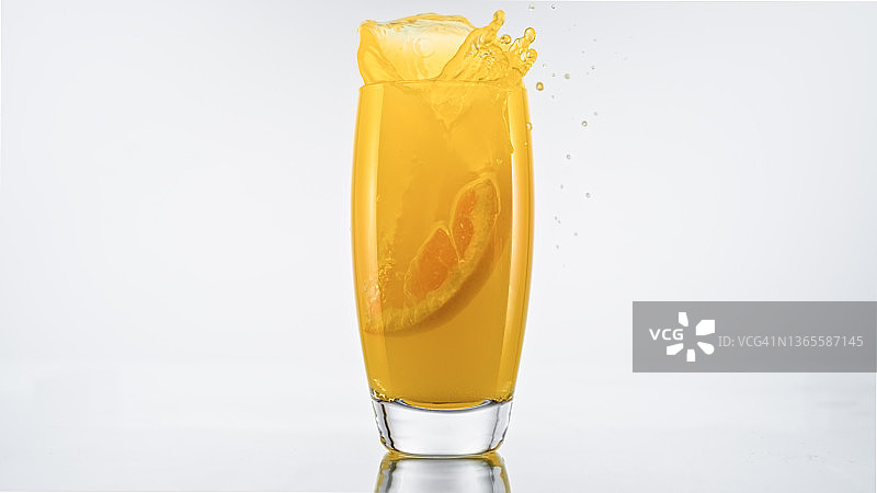 橙子掉入一杯果汁中图片素材