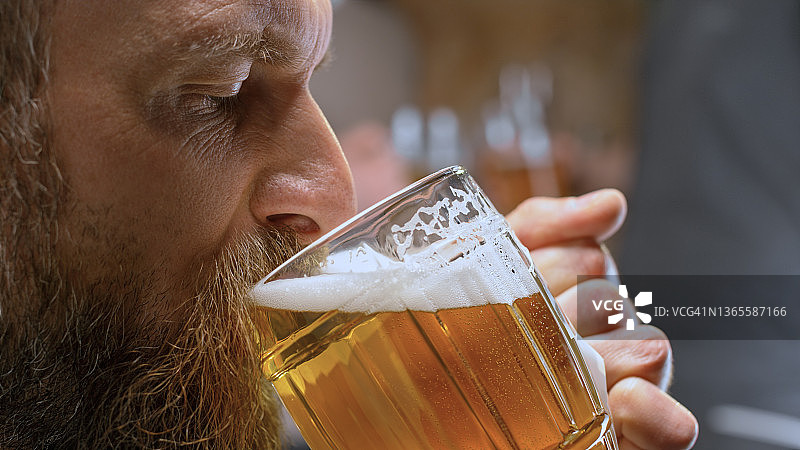 络腮胡男子喝啤酒图片素材