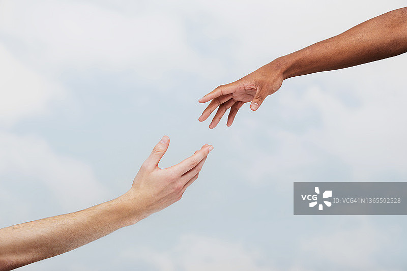 两个男人互相伸出手图片素材