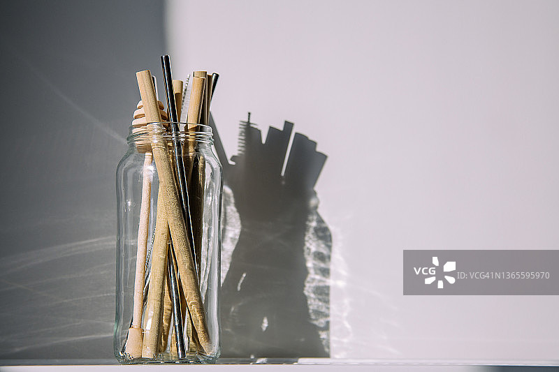 鸡尾酒、竹子和金属吸管图片素材