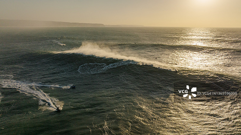 水上摩托在纳扎雷的大浪中行驶图片素材