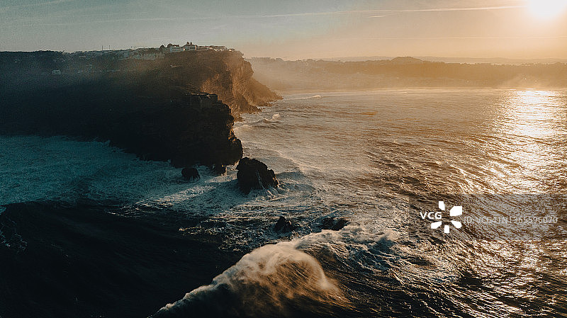 葡萄牙大西洋沿岸纳扎雷巨浪景观图片素材