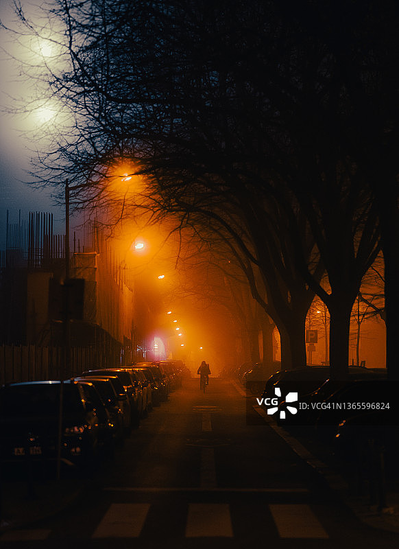 里斯本夜晚雾中路灯与送货员图片素材