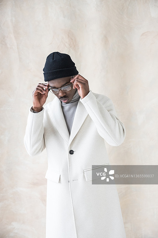 身穿白色外套的优雅年轻男士图片素材