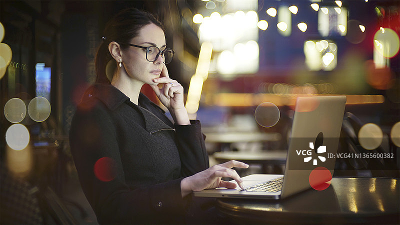 夜晚户外城市中的笔记本电脑图片素材