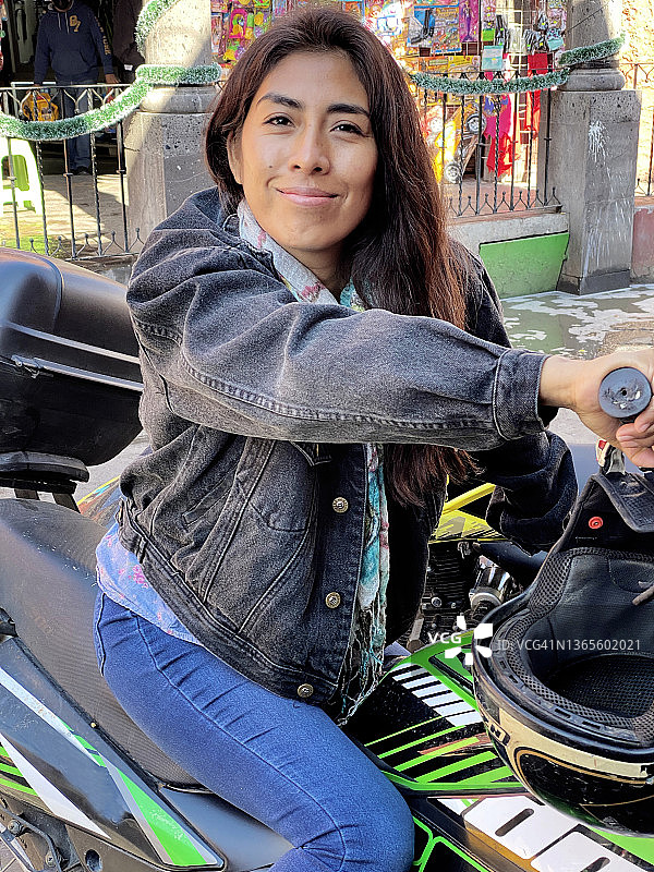 骑摩托车的女人肖像图片素材