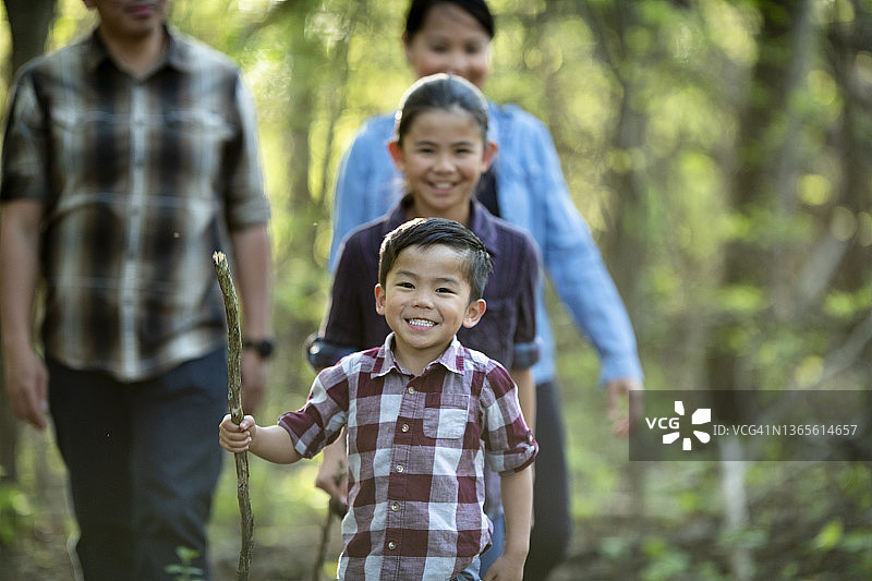 亚洲家庭徒步旅行图片素材