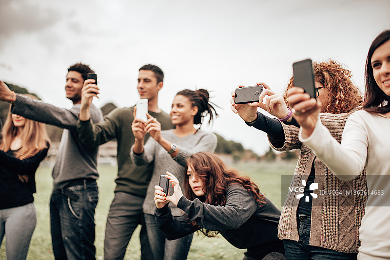 一群朋友在户外拍照图片素材