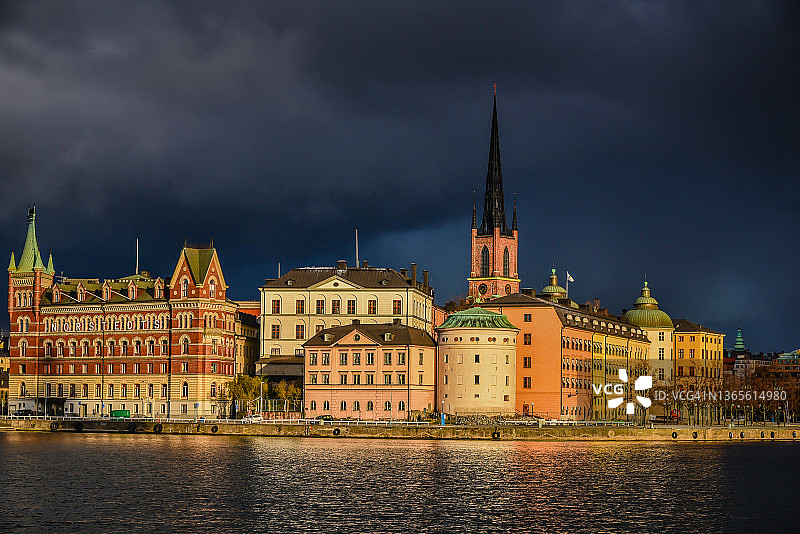 斯德哥尔摩老城区滨水建筑雨后景色图片素材