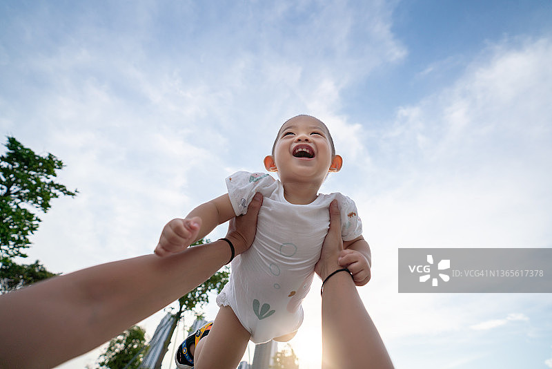 被高高举起的婴儿图片素材