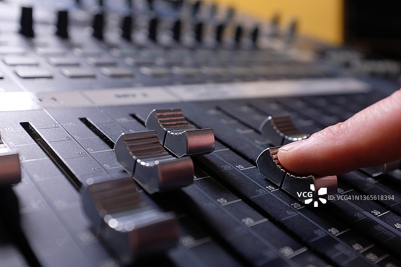 音响工程师操作录音棚混音器图片素材