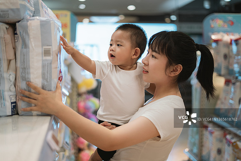 妈妈在超市和宝宝一起购物图片素材