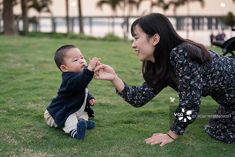 母亲和宝宝在公园里一起玩耍图片素材