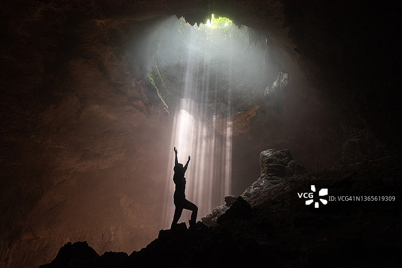 Jomblang洞穴中的光线图片素材