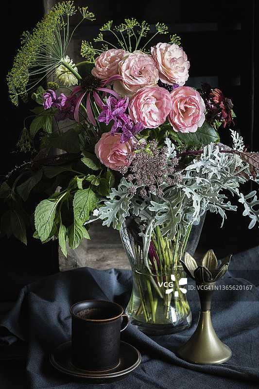 摄影棚拍摄咖啡杯和玫瑰薄荷莳萝花束图片素材