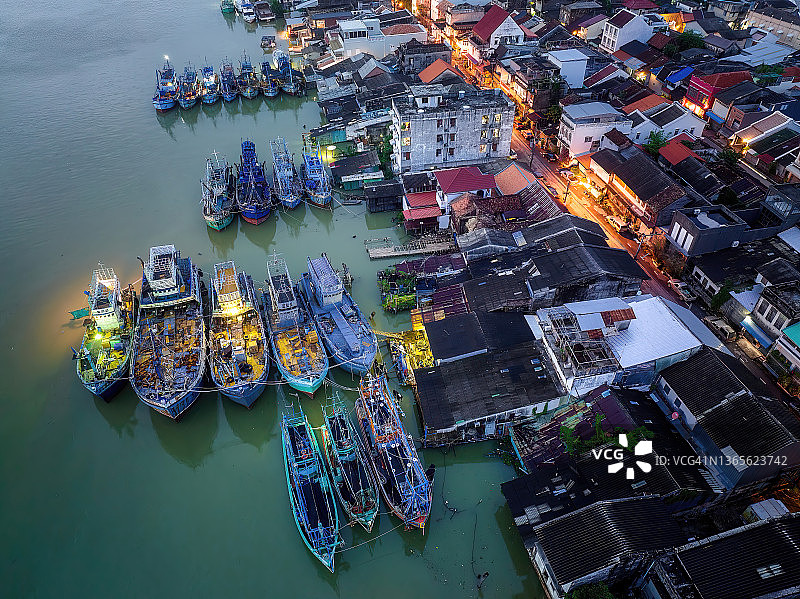 泰国宋卡府渔船码头、宋卡湖和宋卡老城的无人机日落景观图片素材