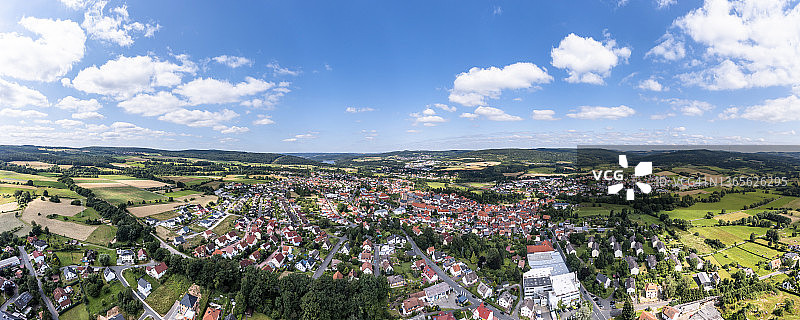 德国黑森州施泰瑙：夏季乡村小镇的航拍全景图片素材