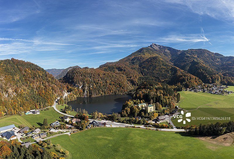 奥地利萨尔茨堡温克尔：秋季克罗滕湖及周边村庄的无人机视角图片素材