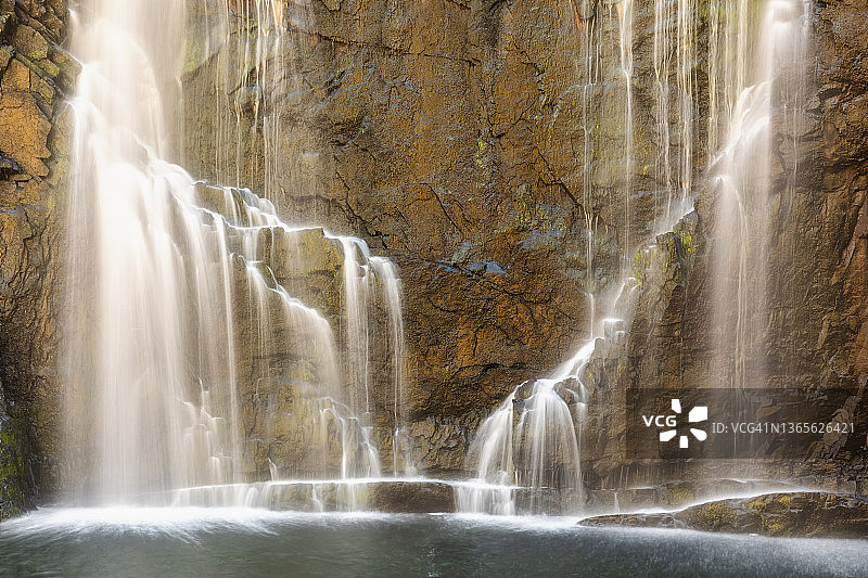 澳大利亚维多利亚州霍尔斯 gap，格兰屏国家公园麦肯锡瀑布长曝光图片素材