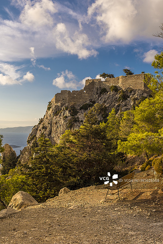 希腊罗德岛莫诺利索斯城堡背景下的空长椅图片素材