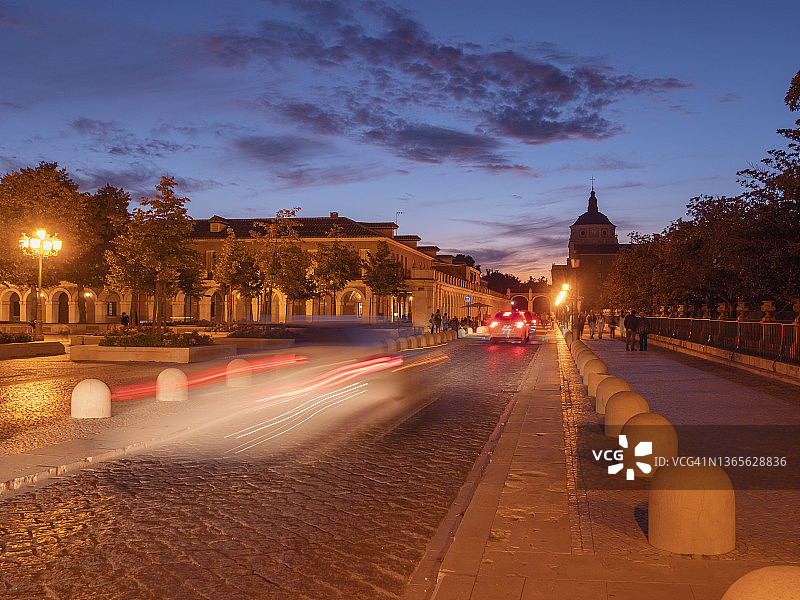 西班牙阿兰胡埃斯鹅卵石街道夜景图片素材