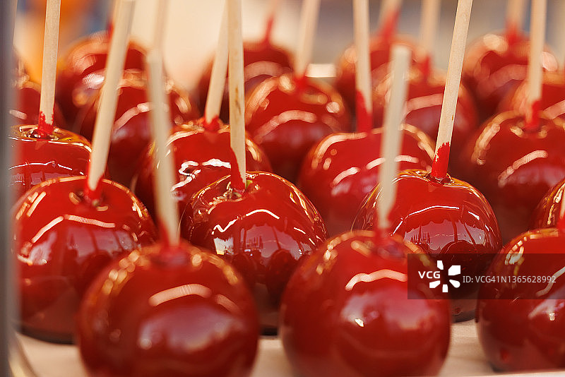 成排的美味红色糖苹果CU图片素材
