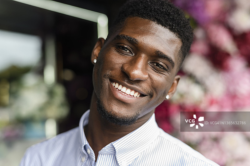 戴着耳钉的快乐年轻人图片素材