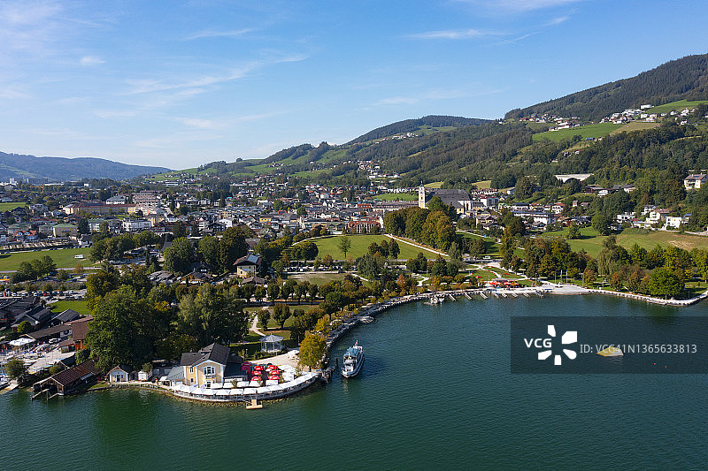 奥地利上奥地利州蒙德湖夏季湖岸小镇无人机景观图片素材