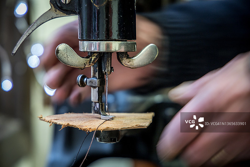 鞋匠使用旧修鞋机特写图片素材