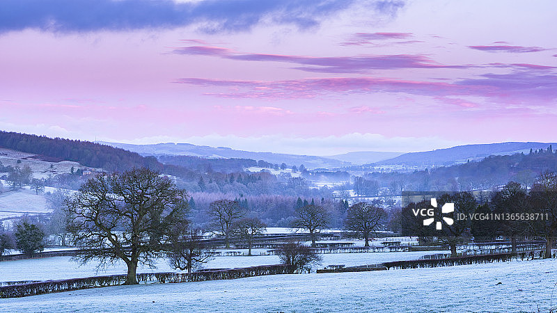 巴斯洛雾蒙蒙的日出，卡斯尔顿，德比郡，峰区，英国图片素材