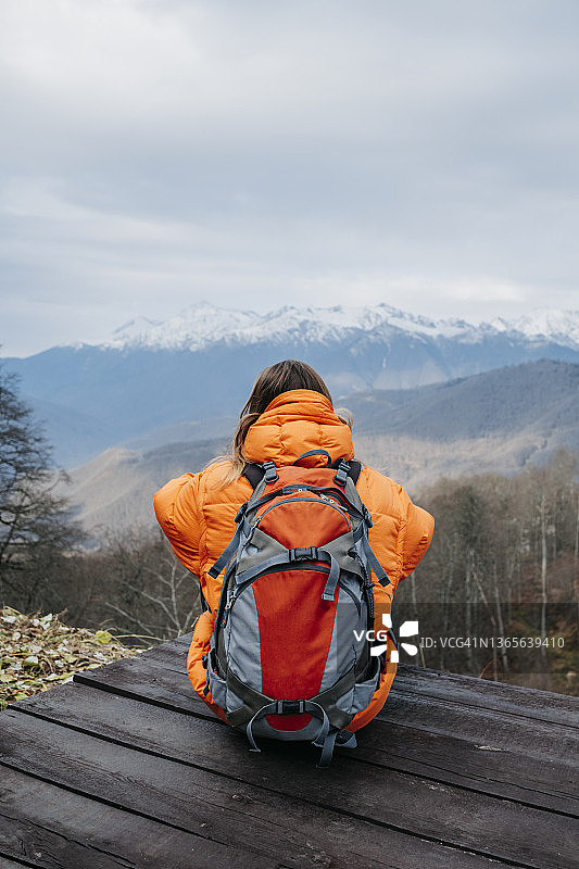 背包游客在观景点欣赏风景图片素材