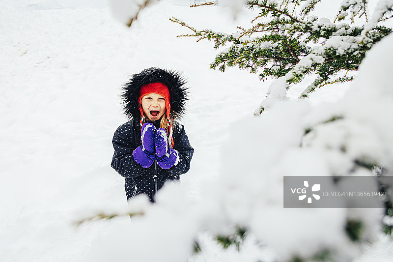 女孩在寒假里穿着防风外套尖叫图片素材