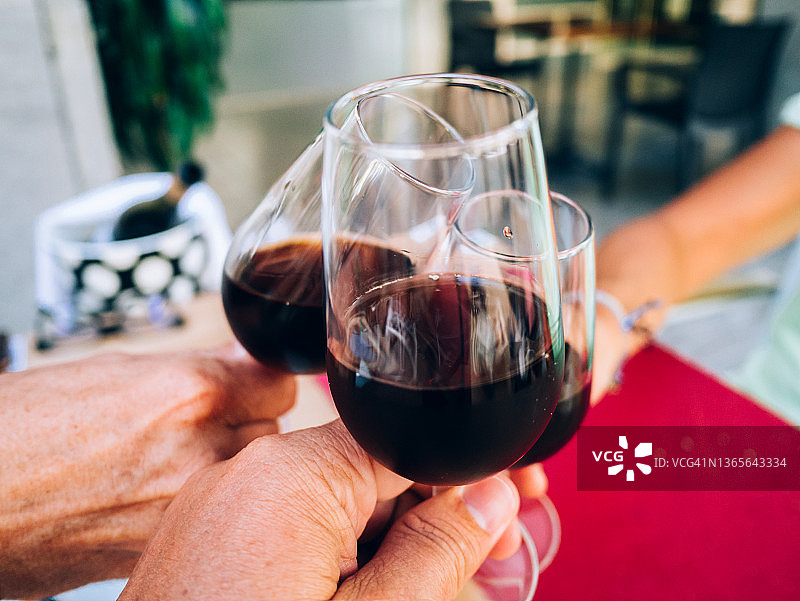 庆祝敬酒的三只葡萄酒杯图片素材