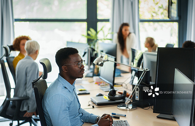 在办公室工作的App开发者图片素材