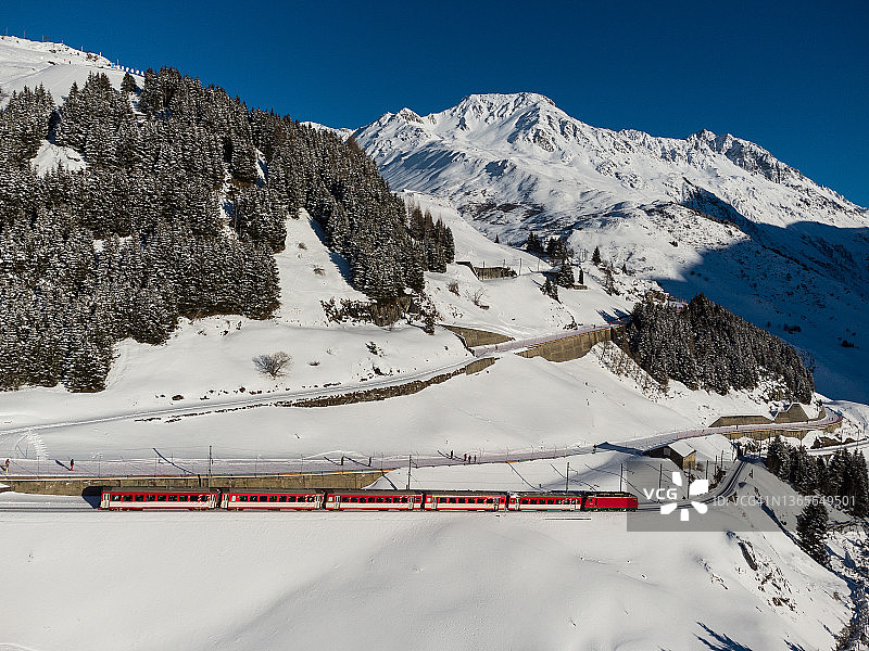 瑞士阿尔卑斯山：奥伯拉普山口至安德马特红色列车图片素材