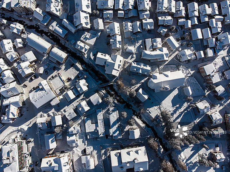 冬季瑞士阿尔卑斯山安德马特村的俯视图图片素材