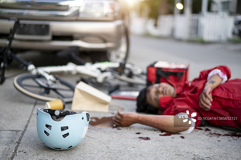 道路交通事故与受伤的骑自行车者图片素材