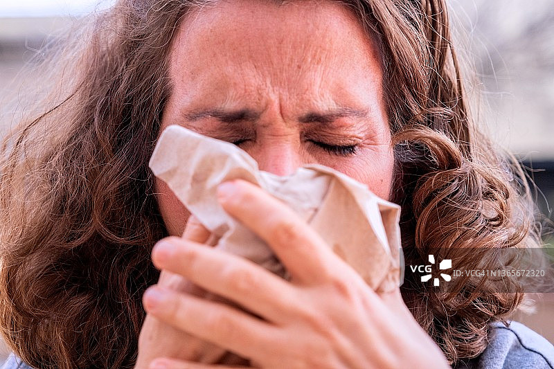 中年妇女打喷嚏图片素材