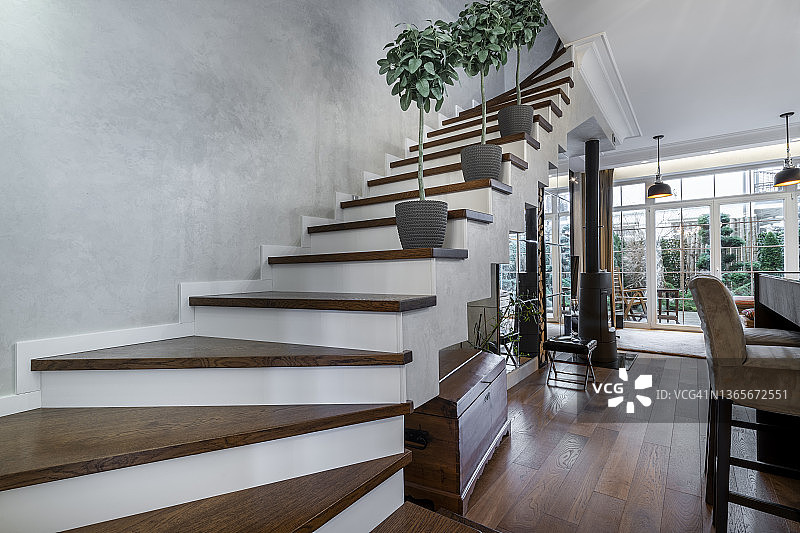 时尚的台阶式家居室内设计图片素材