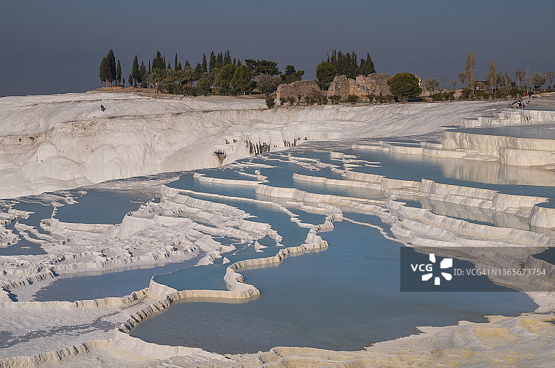 土耳其代尼兹利省棉花堡的石灰华阶地图片素材