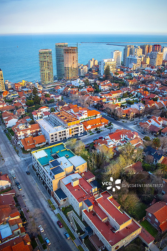 城市、大海和建筑物全景——马德普拉塔，布宜诺斯艾利斯，阿根廷图片素材