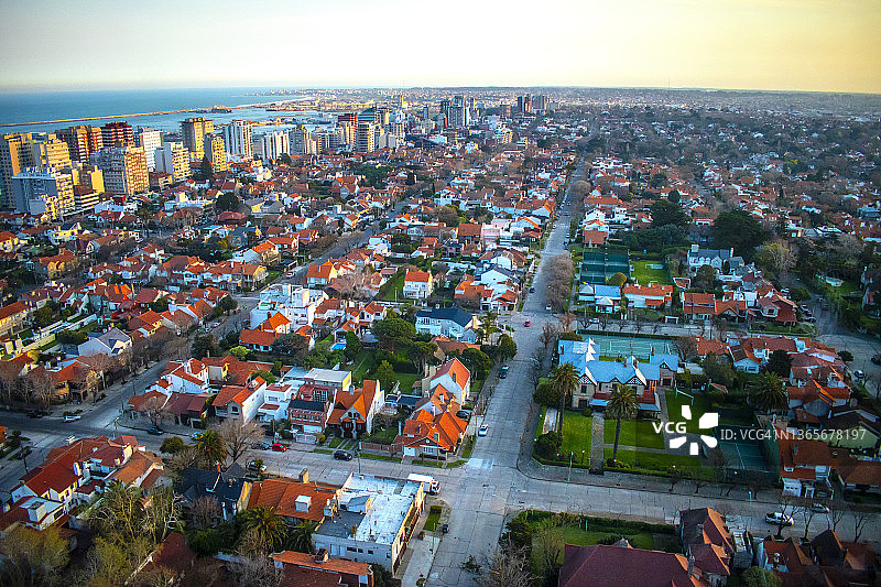 城市、大海和建筑物全景——马德普拉塔，布宜诺斯艾利斯，阿根廷图片素材