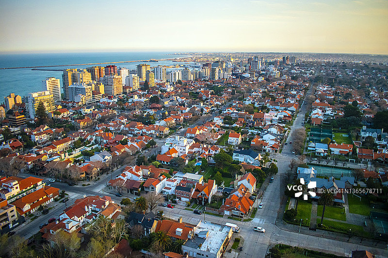 城市、大海和建筑物全景——马德普拉塔，布宜诺斯艾利斯，阿根廷图片素材