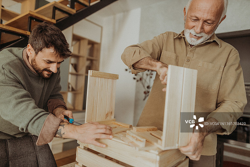 儿子帮助他的父亲图片素材