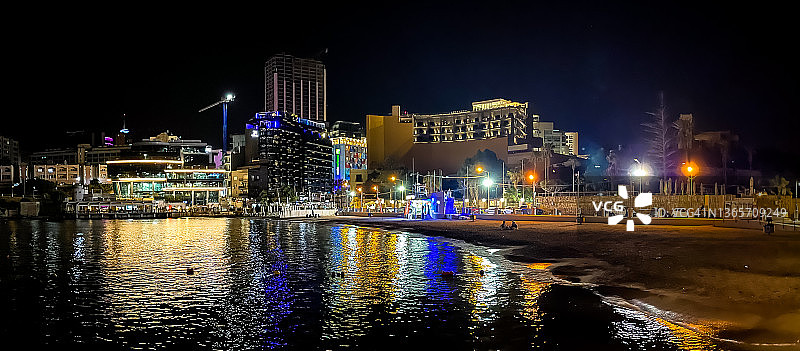 马耳他圣朱利安斯帕塞维尔圣乔治湾夜景全景：公寓、酒店、度假村和海滨城市景观图片素材