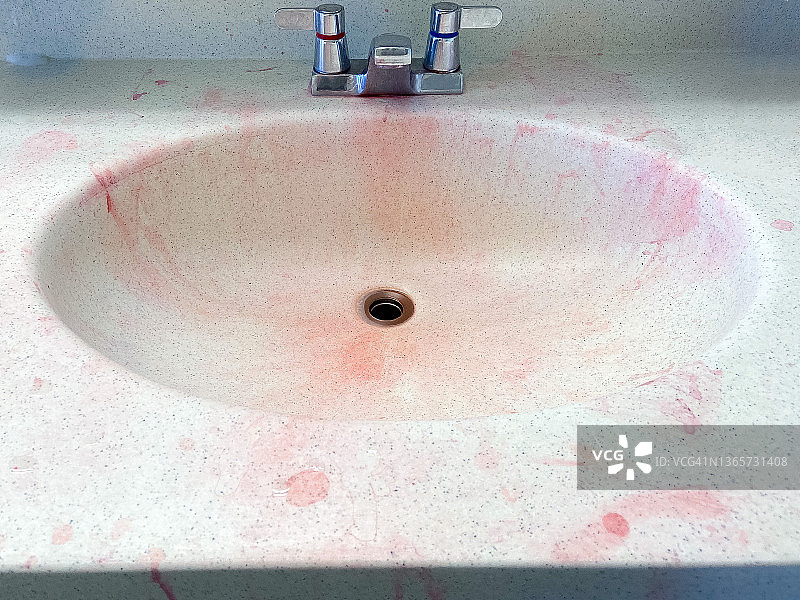 染发后留在浴室水槽中的红色染发剂渍图片素材