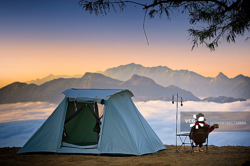 薄雾中的小姐图片素材