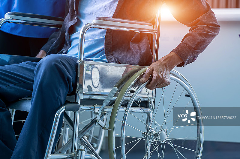 坐在轮椅上的老人等待在医院接受护理图片素材