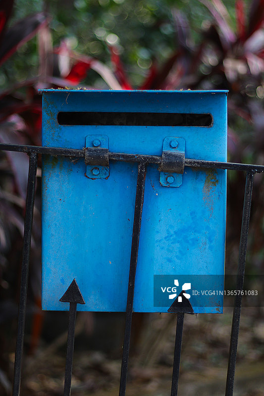 老房大门上的蓝色信箱图片素材