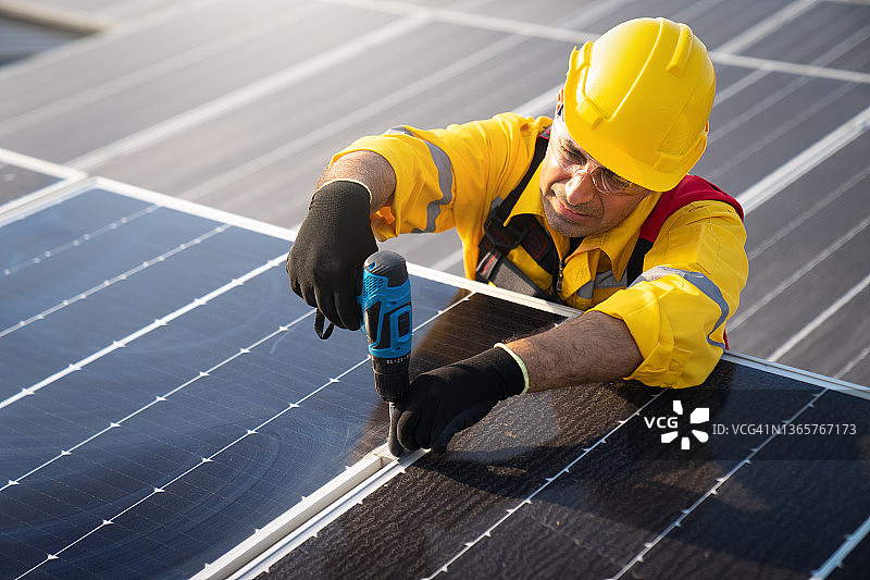 技术人员在屋顶安装太阳能板图片素材